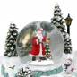 Preview: Eine große Schneekugel mit Santa und seinem Schlitten im Inneren und einem weihnachtsmann der in der kugel steht