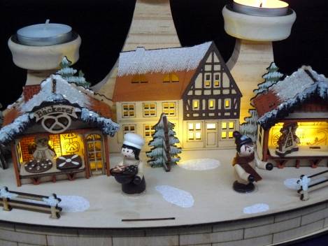 weihnachtsn´markt winterszene mit figuren und teelichhalter